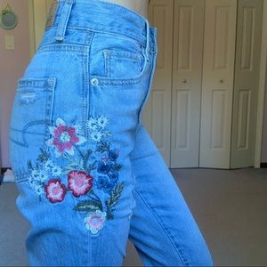 AE Embroidery Jeans 🌸